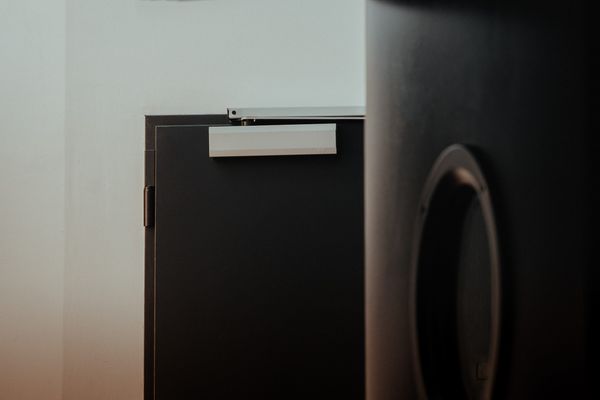 Una guía con tres consejos esenciales para elegir el cierrapuertas adecuado