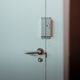 OC880 Cerradura electropistón de sobreponer 12V DC Inverso