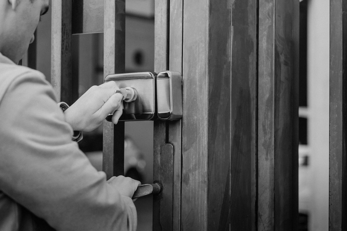 Simple Mounting on Multiple Surfaces