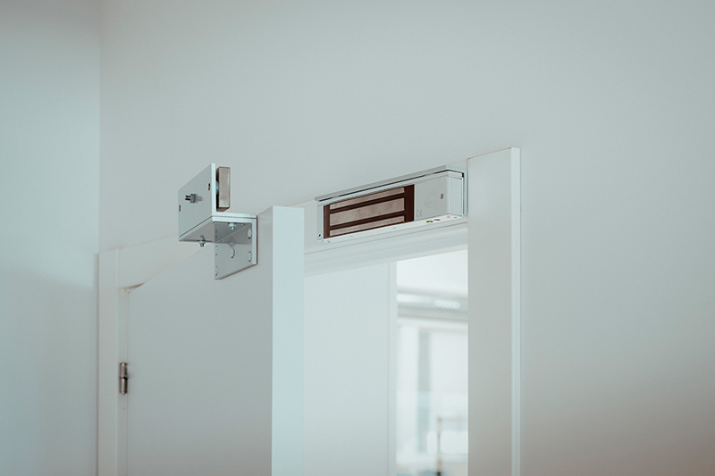 Ejemplo de una Cerradura Electromagnética